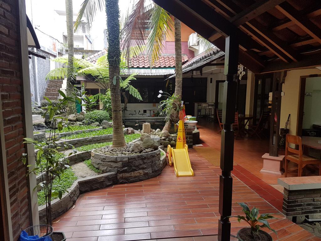 Peye Guesthouse Malang Exterior foto